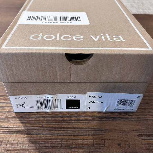Women’s size 8 Dolce Vita Kanika heels in the color Vanilla silk - Picture 4 of 10